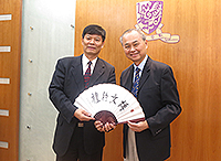 中大副校長霍泰輝教授（右）向昆明醫科大學副校長張俊教授致送紀念品